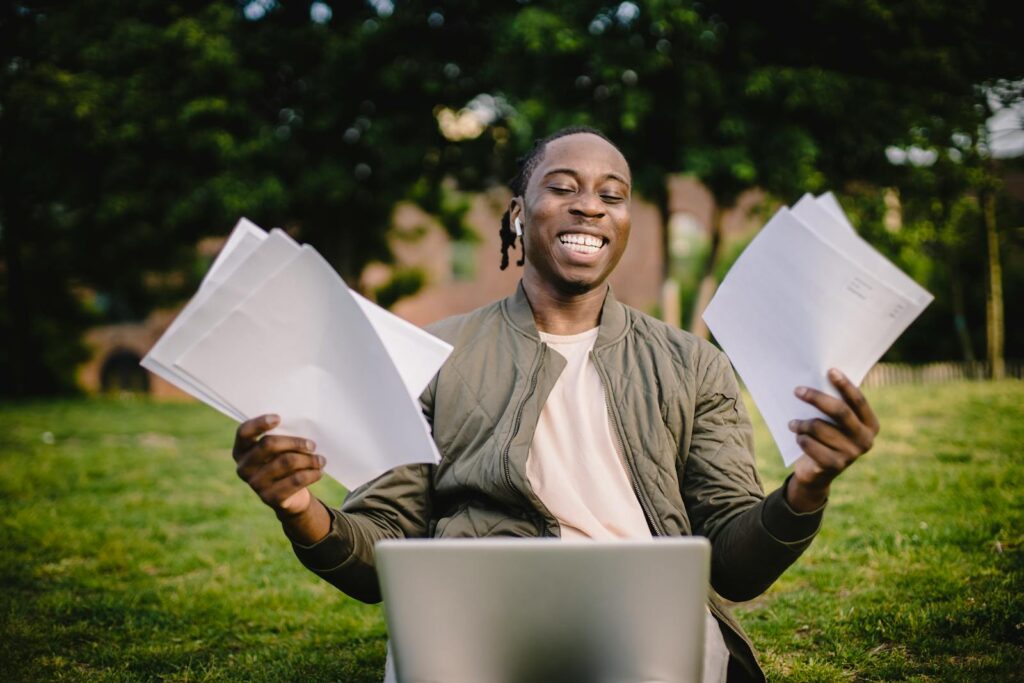 Die Kunst der Hausarbeit Fragestellung: Tipps und Tricks für deine wissenschaftliche Arbeit 1 Student with documents and laptop happy about getting into university