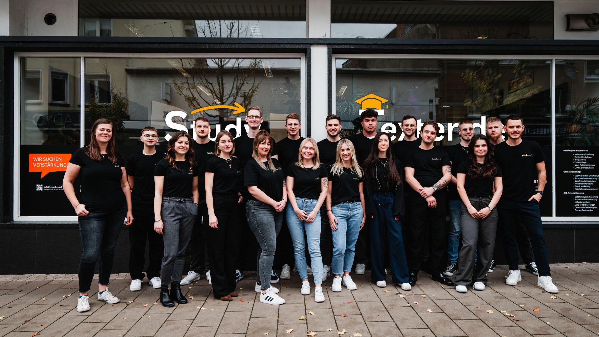 StudyTexter Team vor dem StudyTexter Büro